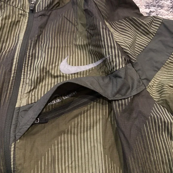 Nike Impossibly Light Running Jacket Hooded Packable Full Zip Reflective Medium - Picture 6 of 13